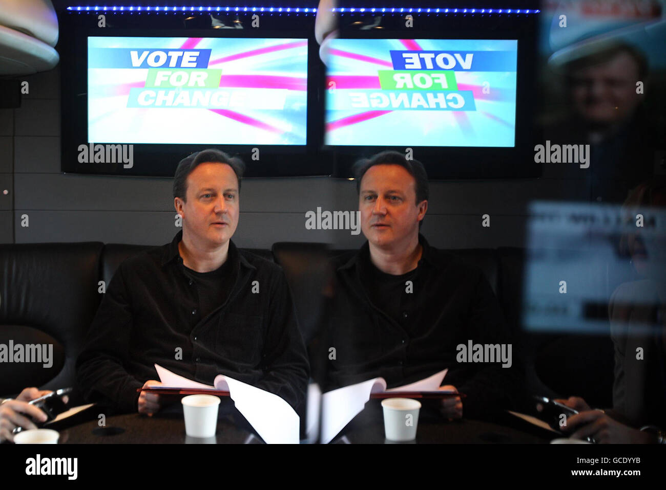 Il leader del Partito conservatore David Cameron lavora sul bus elettorale conservatore mentre si dirige a Sutton Coldfield. Foto Stock