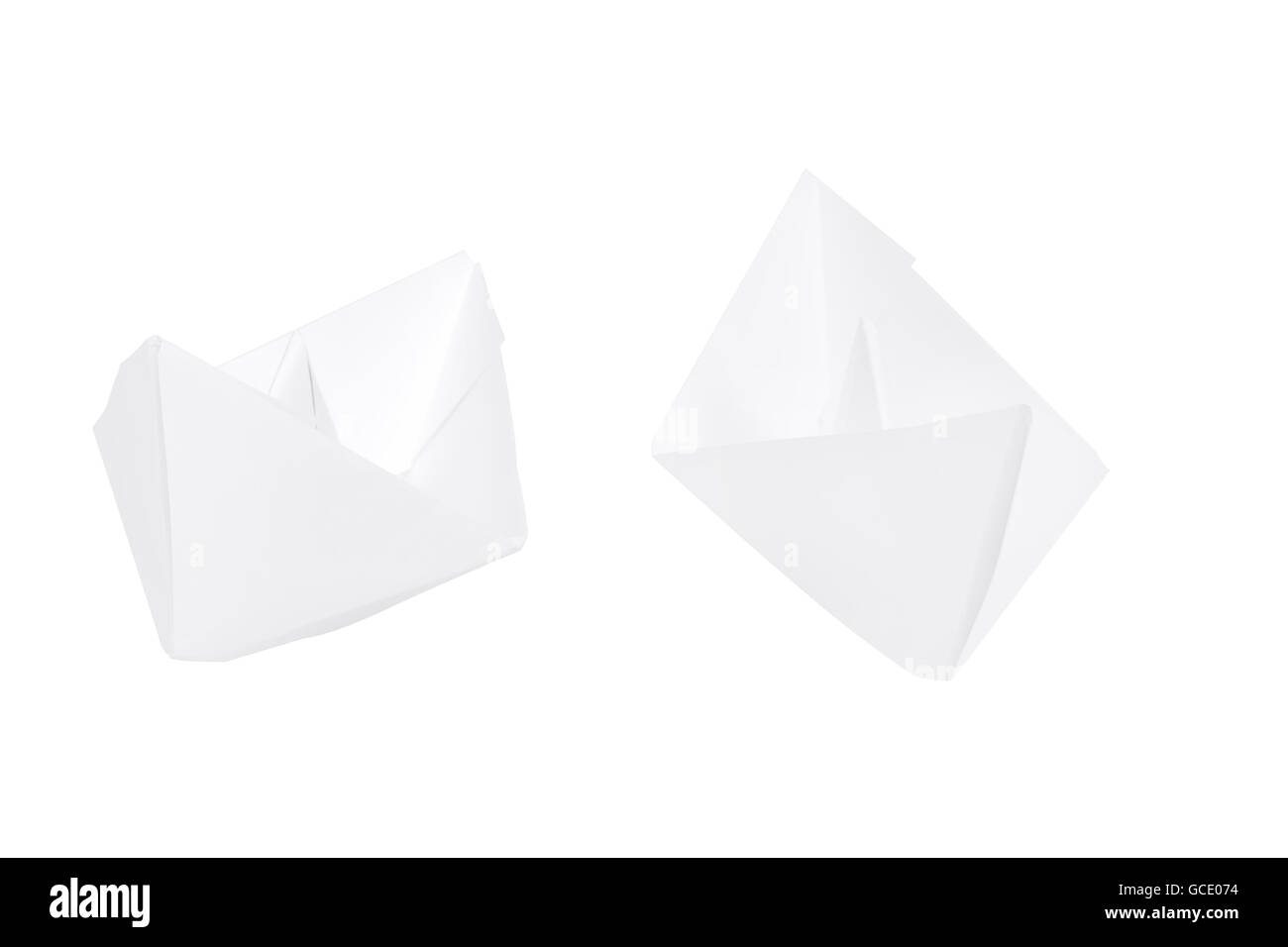 Barca di carta isolato su sfondo bianco. Carta si piega la barca. Foto Stock