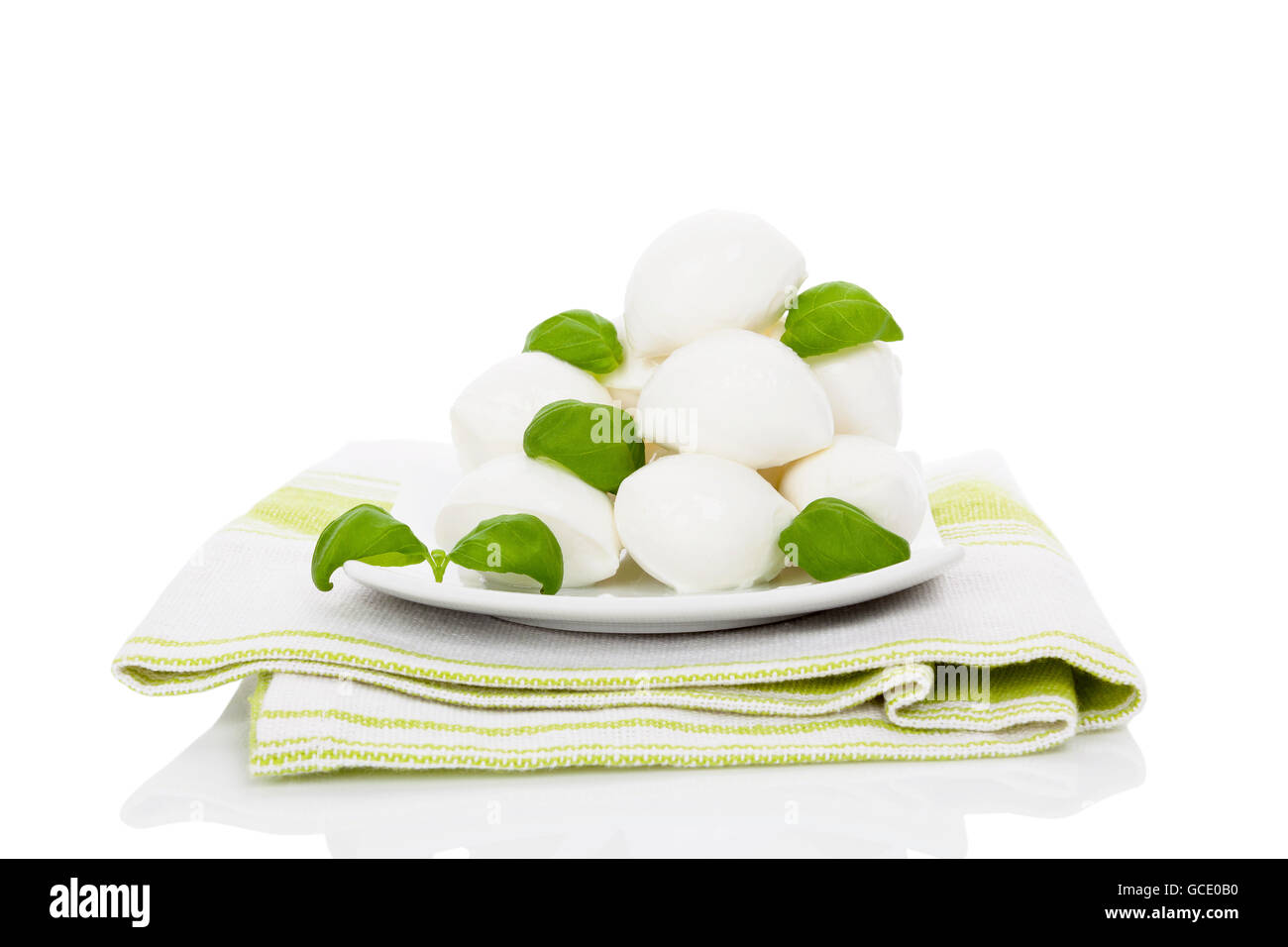 Mozzarella Fresca con il verde del basilico foglie. Mangiare culinario. Foto Stock