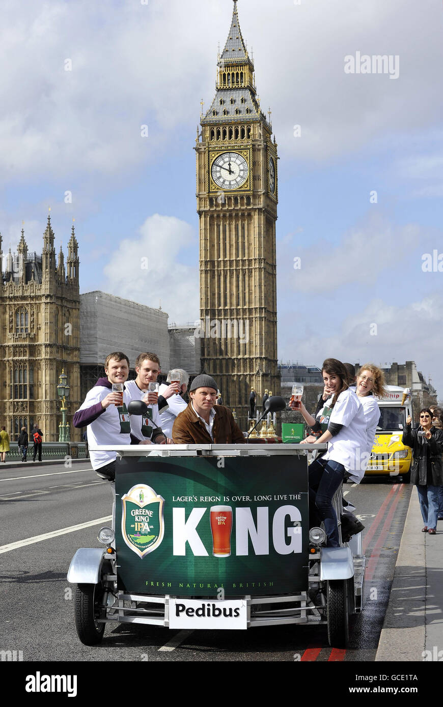 Un pub mobile, alimentato dai ciclisti, sul Westminster Bridge, Londra, per celebrare la botte Ale Week 2010, che offre campioni gratuiti di Greene King IPA nel tentativo di incoraggiare i londinesi ad entrare a bordo per gustare un drink e alimentare il pub. Foto Stock