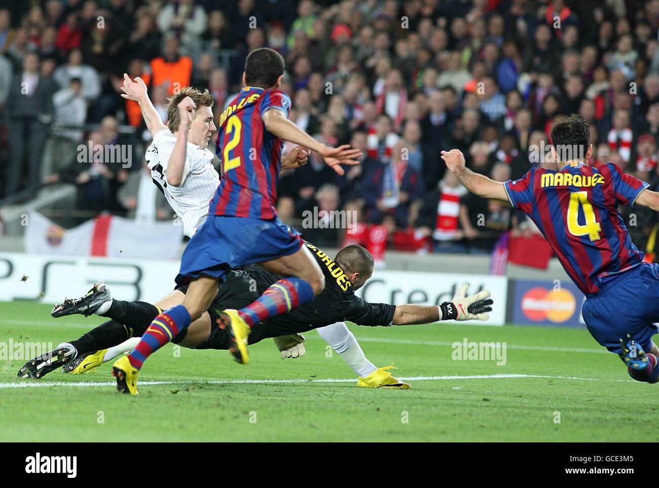 Calcio - UEFA Champions League - Quarter Final - seconda tappa - Barcellona / Arsenal - Nou Camp. Nicklas Bendtner (in alto a sinistra) di Arsenal si scaglia verso la palla per segnare l'obiettivo di apertura del gioco Foto Stock