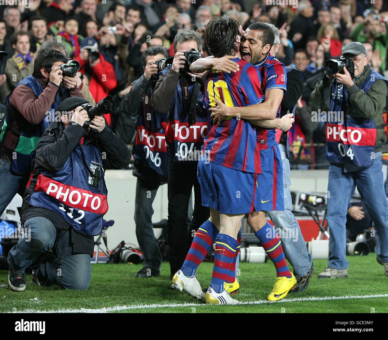Barcellona Lionel messi si congratula con il suo compagno di squadra Daniel Alves e Swarmed intorno dai membri dei mezzi dopo segna il suo e i suoi lati secondo obiettivo del gioco Foto Stock