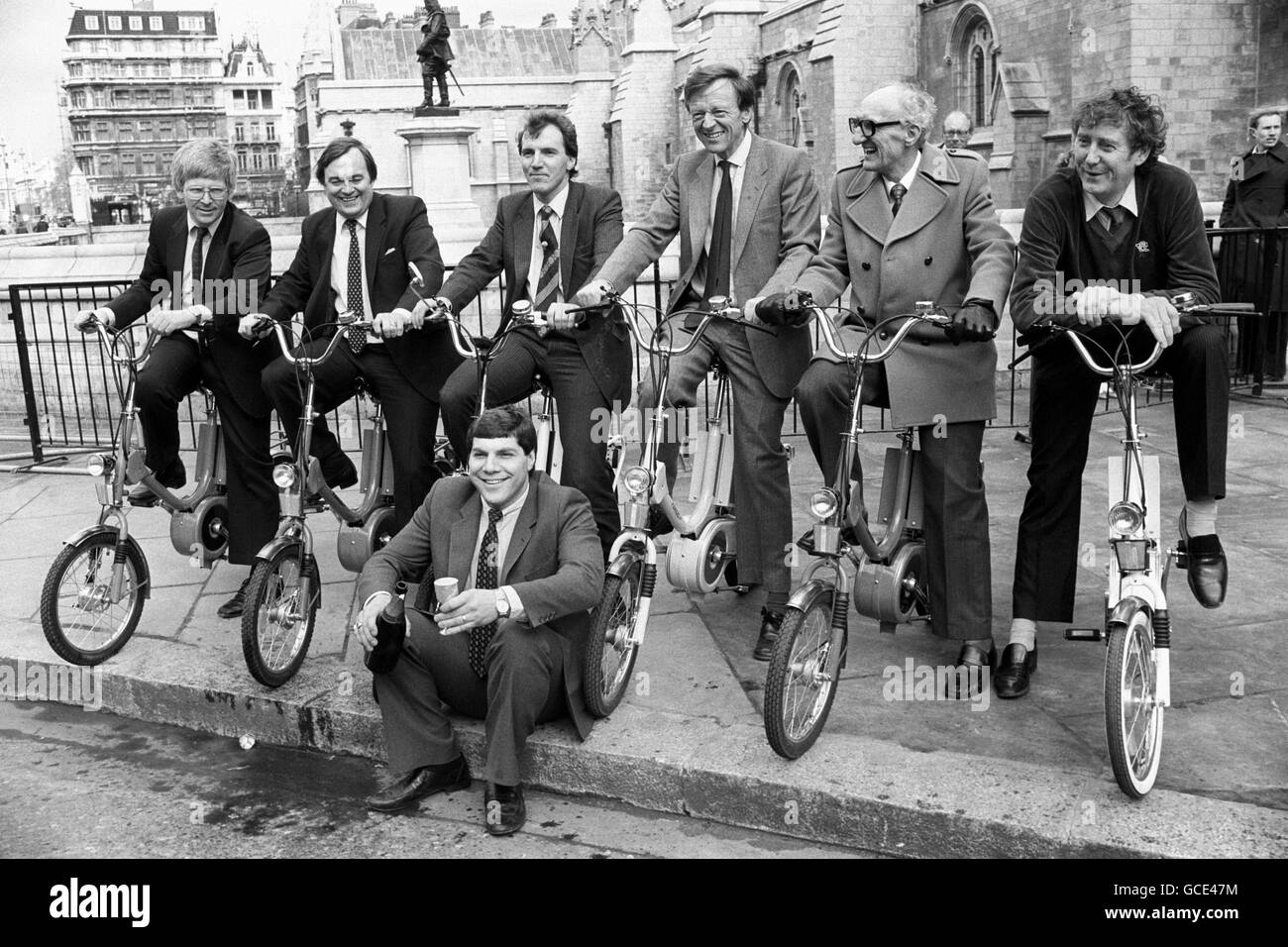 Champagne sul marciapiede per l'inventore di biciclette Phil Campopiano fuori dal Palazzo di Westminster, Londra, con MPs (L-R) Alfred Dub (Battersea); John Prescott (Kingston-upon-Hull); Simon Hughes (Southwark e Bermondsey); Ian Twinn (Edmonton); Frank Haynes (Ashfield) e vincitore, Austin Mitchell (Great Grimsby) dopo i test hanno guidato e corso la nuova moto elettrica assistita, la 'Pedelec Stella', che sarà lanciato domani. Foto Stock