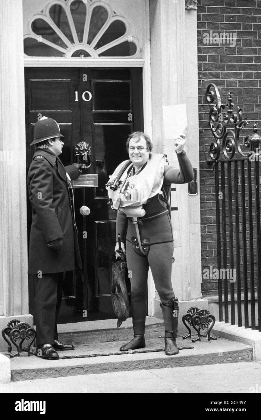 Il segretario ai trasporti ombra John Prescott ha inviato una lettera al primo ministro Margaret Thatcher nell'ambito di una protesta contro la politica del governo di scarico delle scorie nucleari. Ha avuto due miglia di cigno lungo il Tamigi da Chelsea a Westminster Bridge come parte della protesta. Foto Stock