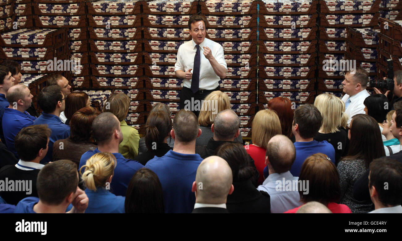 Il leader del Partito conservatore David Cameron parla con i lavoratori della fabbrica di pane di Warburton a Bolton. L'azienda ha sostenuto pubblicamente il piano del suo partito di fermare parte dell'aumento delle assicurazioni nazionali del lavoro. Foto Stock