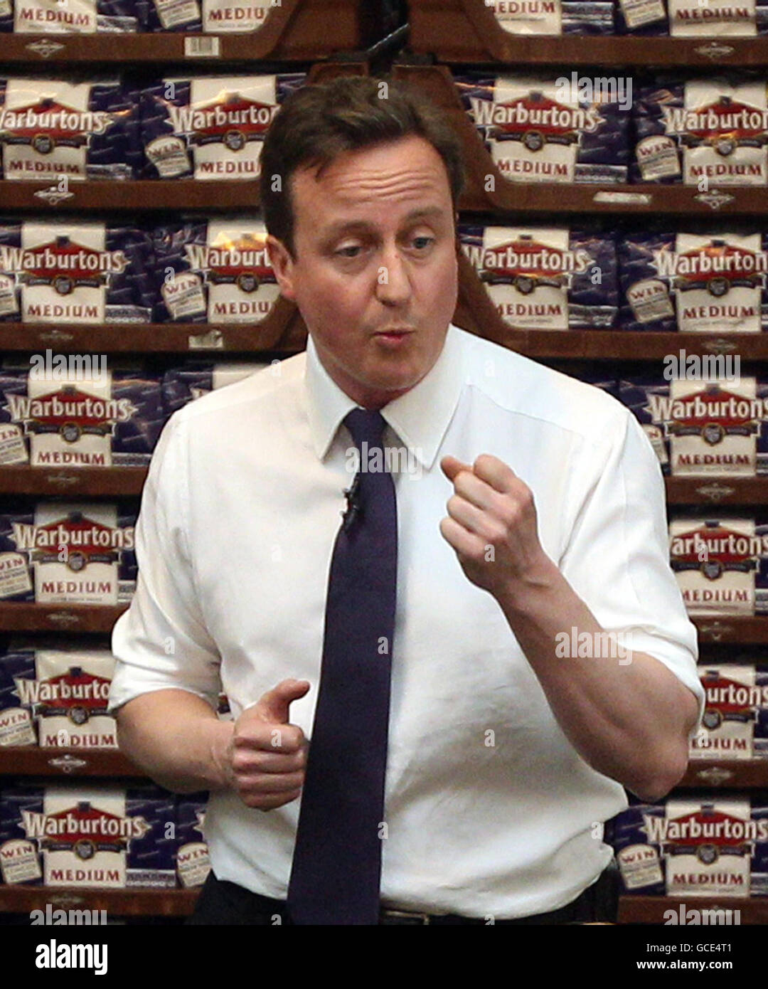 Il leader del Partito conservatore David Cameron parla con i lavoratori della fabbrica di pane di Warburton a Bolton. L'azienda ha sostenuto pubblicamente il piano del suo partito di fermare parte dell'aumento delle assicurazioni nazionali del lavoro. Foto Stock