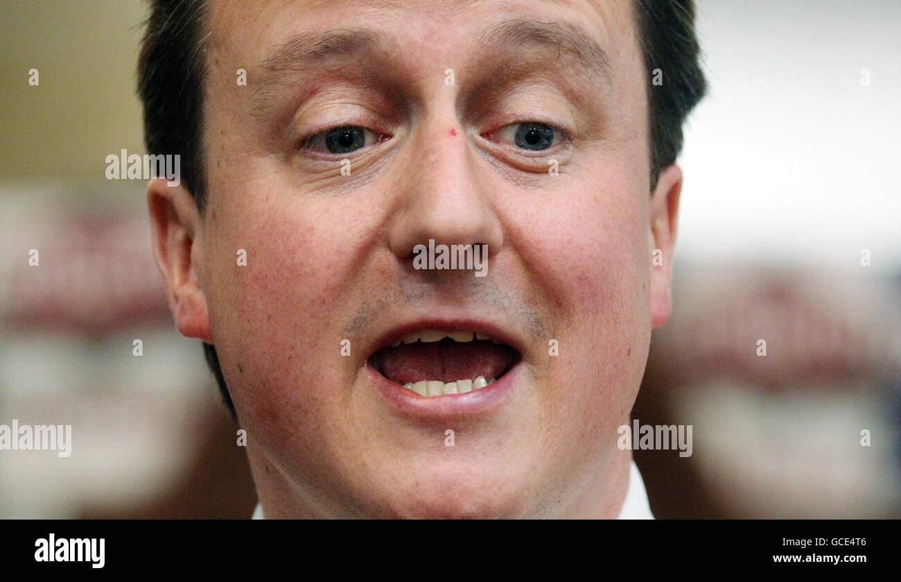 Il leader del Partito conservatore David Cameron parla con i lavoratori della fabbrica di pane di Warburton a Bolton. L'azienda ha sostenuto pubblicamente il piano del suo partito di fermare parte dell'aumento delle assicurazioni nazionali del lavoro. Foto Stock