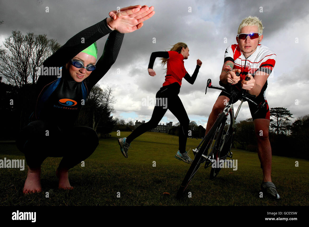 (Da sinistra) Jessica Murphy, Lorraine Murphy e Vincent Nolan durante una fotocellula di fronte al Castello di Kilkenny per annunciare i dettagli di 'Tri Kilkenny', un triathlon a distanza olimpica e sprint nel cuore della città medievale di Kilkenny il 24 luglio. Foto Stock