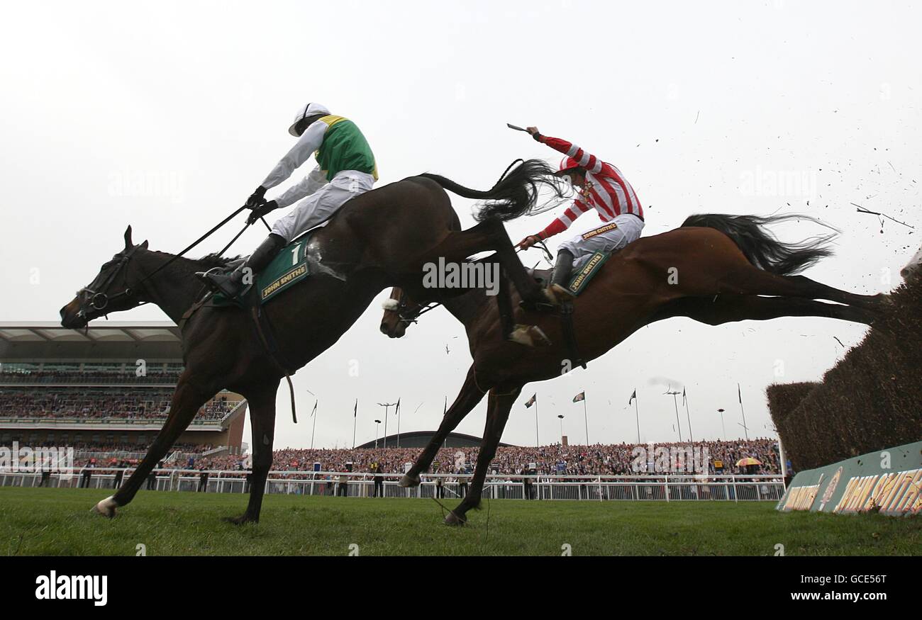 Horse Racing - 2010 John Smith il Grand National - Giorno 2 - L'Aintree Racecourse Foto Stock