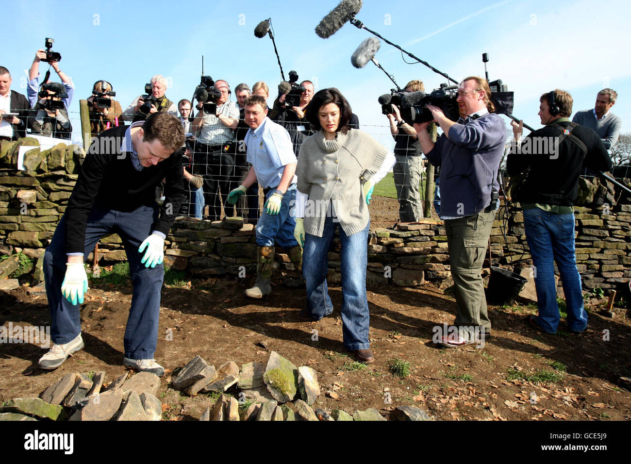 Il leader liberaldemocratico Nick Clegg con sua moglie Miriam Gonzalez Durantez aiuta a costruire un muro di pietra a secco presso la fattoria Whirlow Hall durante una visita alla circoscrizione dei leader del Partito. Foto Stock