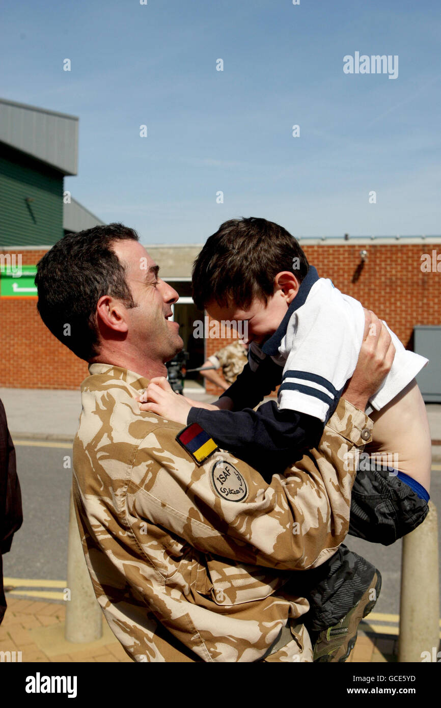 Il maggiore Jamie Baxter di Weston-super-Mare è accolto dal figlio Isaac, 5 anni, quando Army Medics del Field Hospital 33, il Royal Medical Corps torna a casa a Fort blockhouse a Gosport, Hampshire, dopo un tour in Afghanistan. Foto Stock