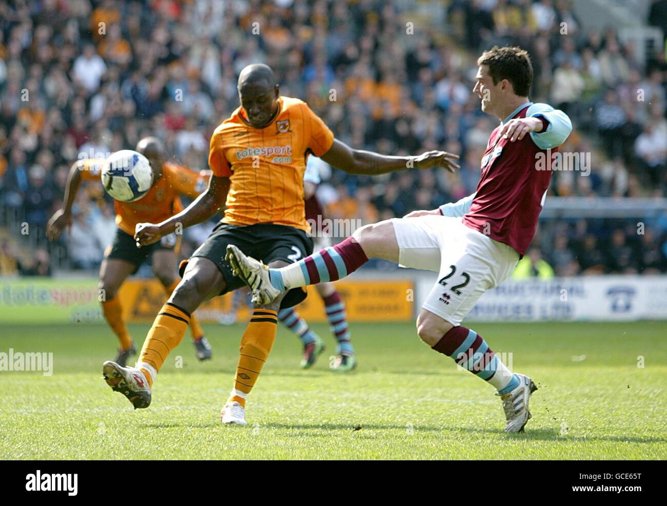 Calcio - Barclays Premier League - Hull City / Burnley - KC Stadium. David Nugent di Burnley spara a gol Foto Stock