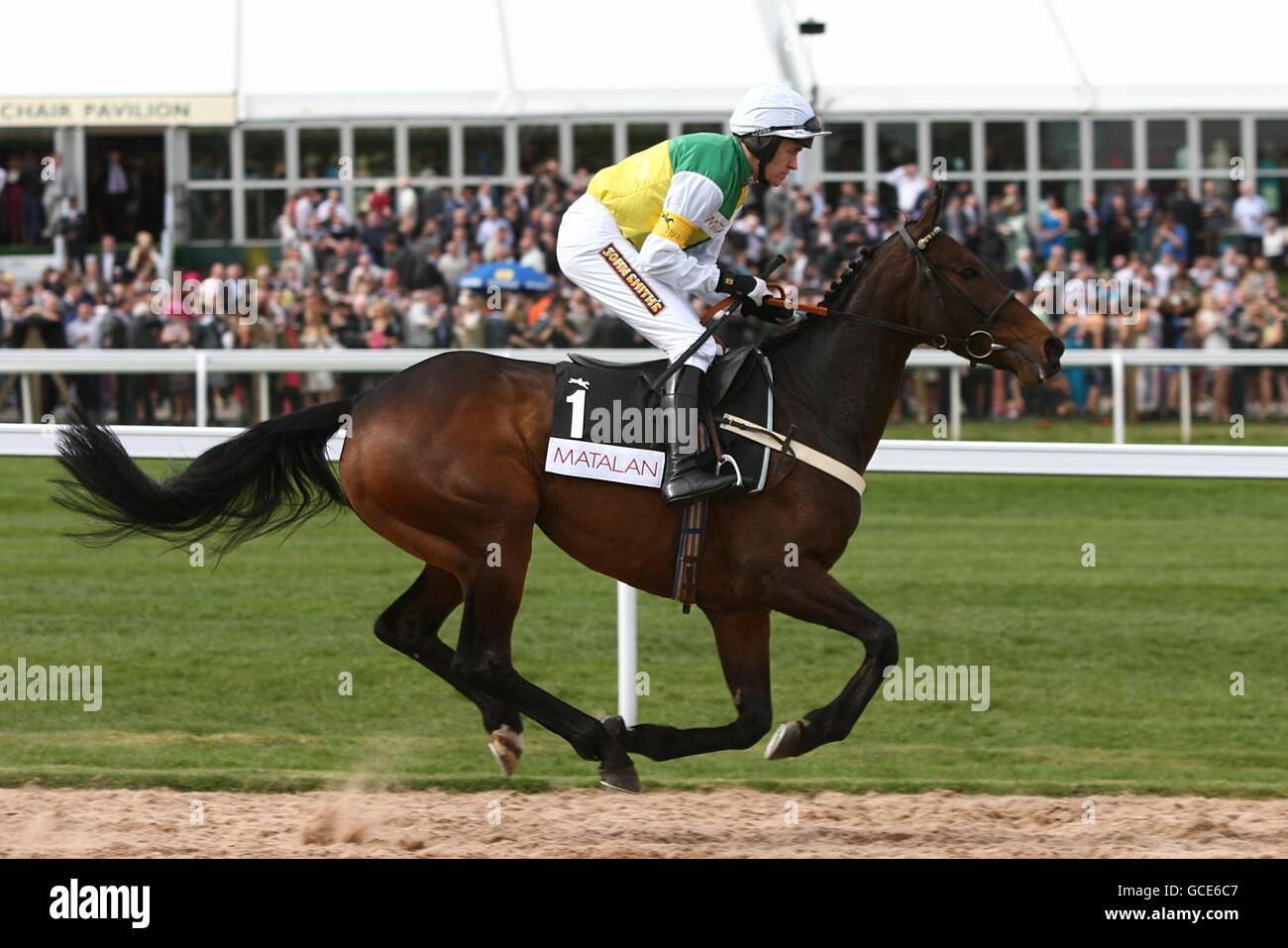 Corse di cavalli - 2010 John Smith's Grand National - giorno due - Ippodromo di Aintree. Burton Point indovinato dal jockey Barry Geraghty che andrà a postare prima del matalan.co.uk Mildmay Novices' Chase Foto Stock