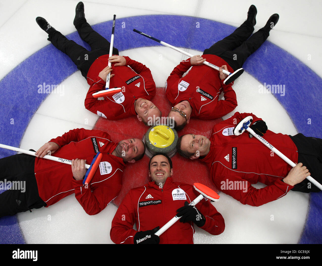 Mens Skip David Murdoch Center) con i compagni di squadra Euan Byers (davanti a sinistra), Peter Smith (davanti a destra), Ewan MacDonald (dietro a sinistra) e Graeme Connal (dietro a destra) dalla squadra di allenamento olimpico invernale del curling britannico durante una giornata di media al Peak Ice Center di Stirling. Foto Stock