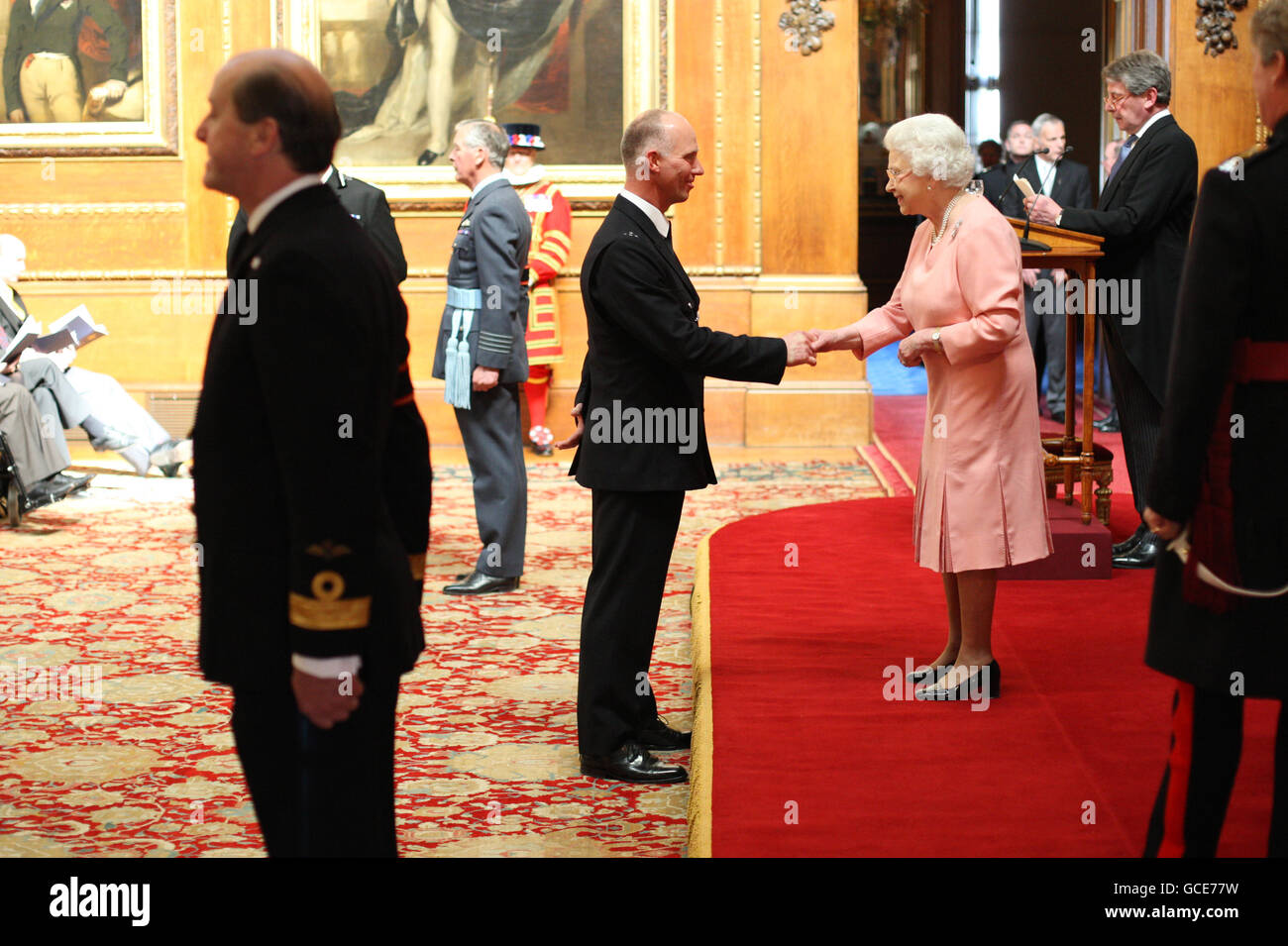 Il Constable Kevin Gande di Sonning Common è decorato con la Royal Victorian Medal (Argento) della Regina al Castello di Windsor. Foto Stock