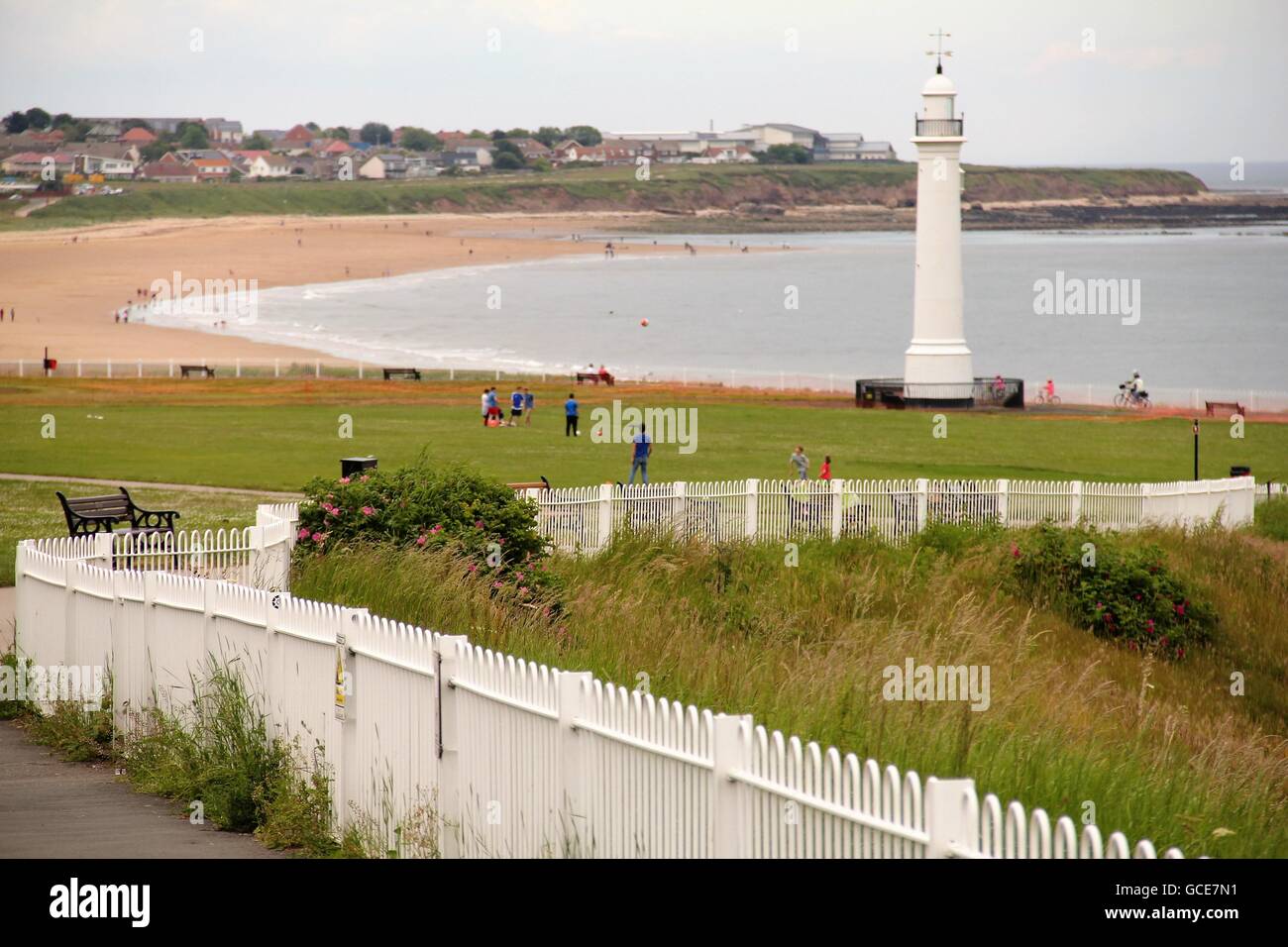 Vista del faro bianco a Seaburn, con ringhiere in bianco in primo piano. Foto Stock