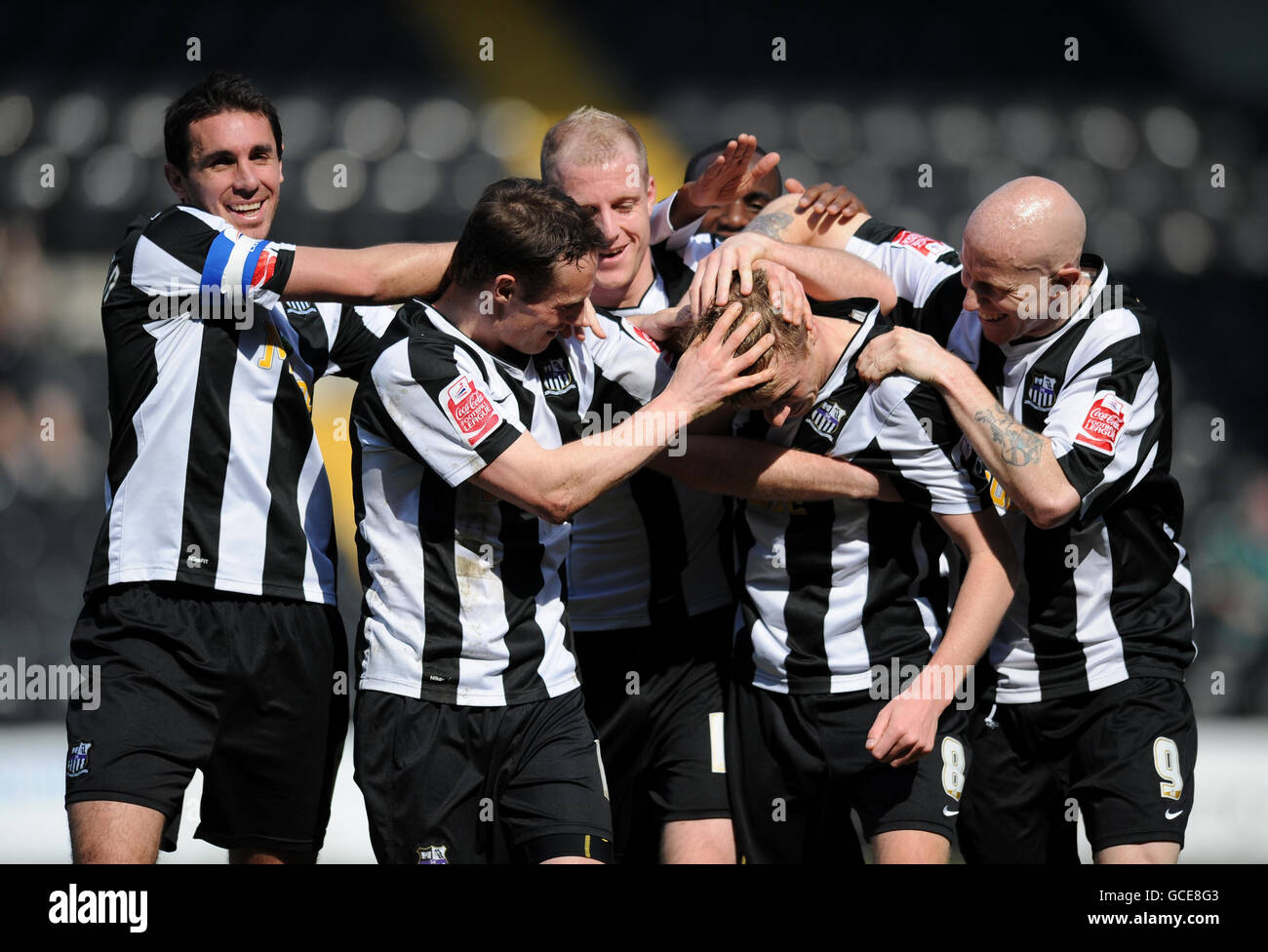 Ricky Ravenhill (seconda a destra) della contea di Notts si congratula con i suoi compagni di squadra dopo aver segnato il loro secondo obiettivo durante la partita della Coca-Cola League Two a Meadow Lane, Nottingham. Foto Stock