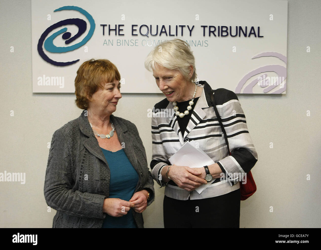 Melanie Pine (sinistra) Direttore del Tribunale per l'uguaglianza e Mary White Minister of state for Equality and Human Rights and Integration in occasione del lancio della relazione annuale del Tribunale per l'uguaglianza a Dublino. Foto Stock