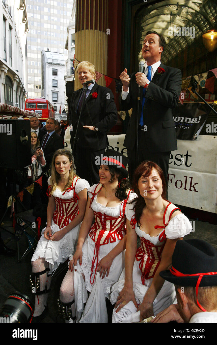 Il leader del Partito conservatore David Cameron e il Sindaco di Londra Boris Johnson celebrano il giorno di San Giorgio al Leadenhall Market nella città di Londra. PREMERE ASSOCIAZIONE foto. Data immagine: Venerdì 23 aprile 2010. Vedere i Tory DI ELEZIONE della storia del PA. Il credito fotografico dovrebbe essere: Johnny Green/PA Wire Foto Stock