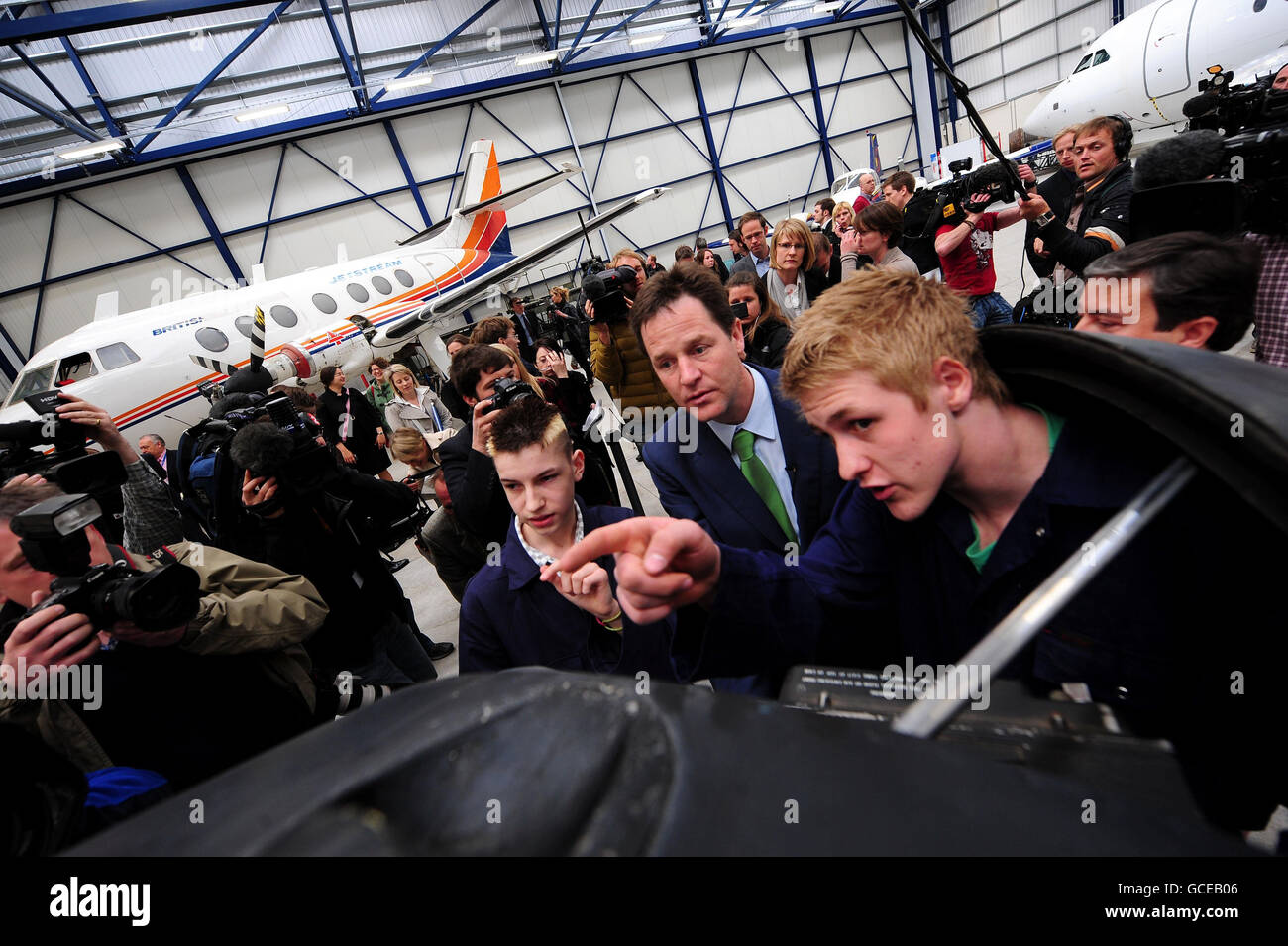 Il leader liberaldemocratico Nick Clegg (centro) con gli studenti della Newcastle Aviation Academy, il suo primo impegno pubblico del giorno in cui ha detto che l'elezione generale è il 'più emozionante e imprevedibile' per una generazione. Foto Stock