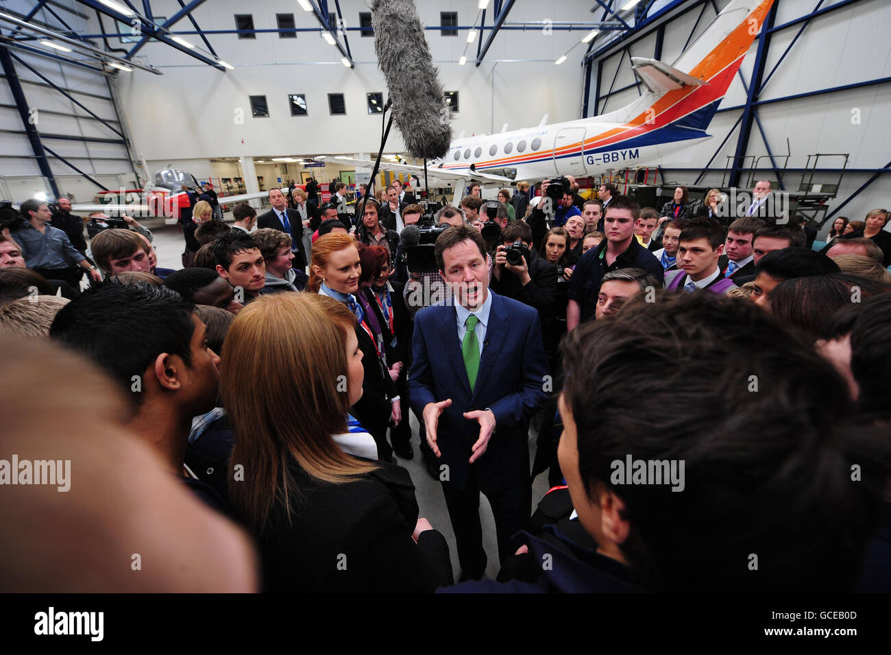 Il leader liberaldemocratico Nick Clegg (centro) si rivolge agli studenti della Newcastle Aviation Academy, il suo primo impegno pubblico del giorno in cui ha detto che l'elezione generale è il 'più eccitante e imprevedibile' per una generazione. Foto Stock
