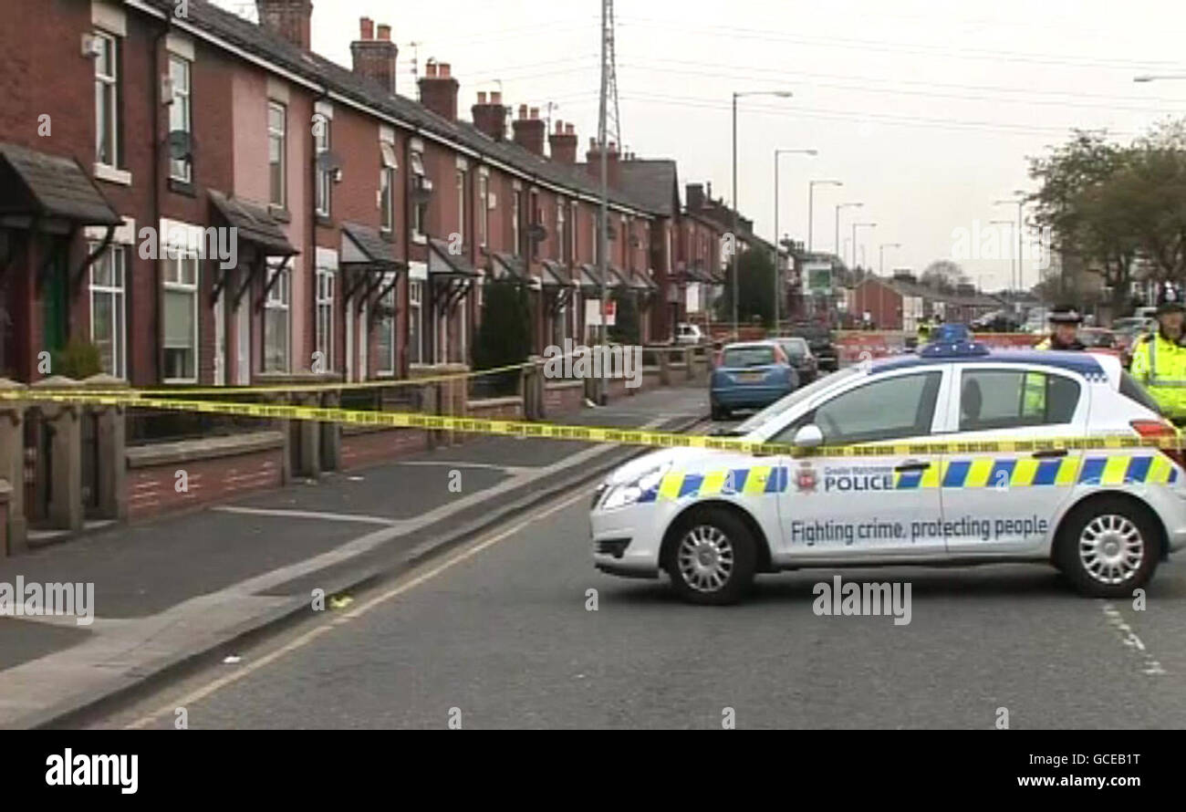 Presenza della polizia sulla scena nella zona di Tonge Moor a Bolton, Greater Manchester, dove l'adolescente Cody Turner è stato trovato morire nella strada dopo essere stato pugnalato nel petto. Foto Stock