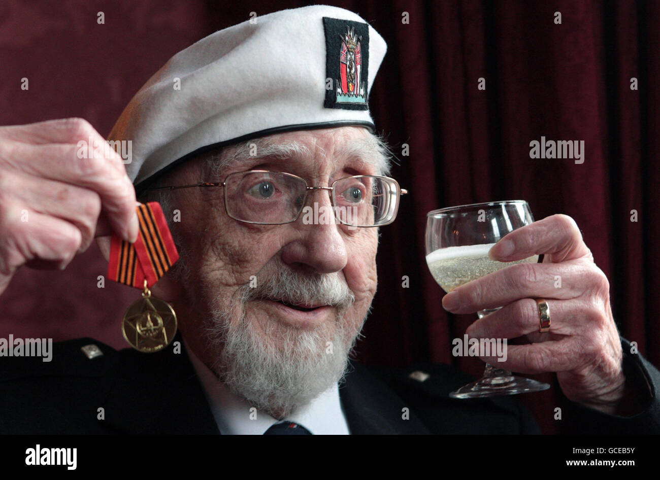 George Murray di Aberdeenshire, un veterano del convoglio artico russo della seconda Guerra Mondiale, con la sua medaglia commemorativa dopo essere stato onorato dalla Federazione Russa. Foto Stock