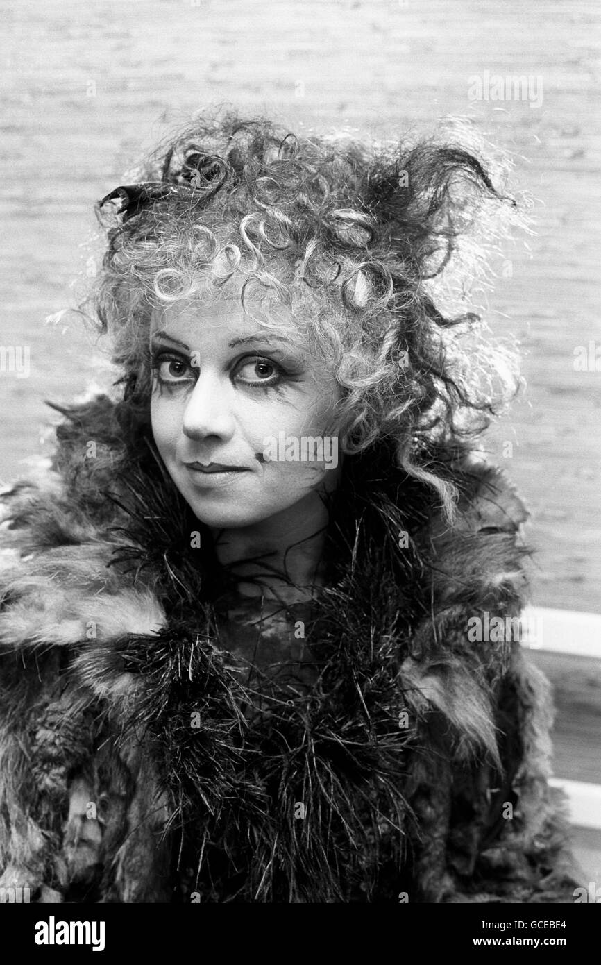 L'attrice Elaine Paige, che apre nella prima anteprima di Cats, un nuovo musical di Andrew Lloyd-Webber, basato sul Libro dei Cats pratici dell'Old Possum di TS Eliot. Foto Stock