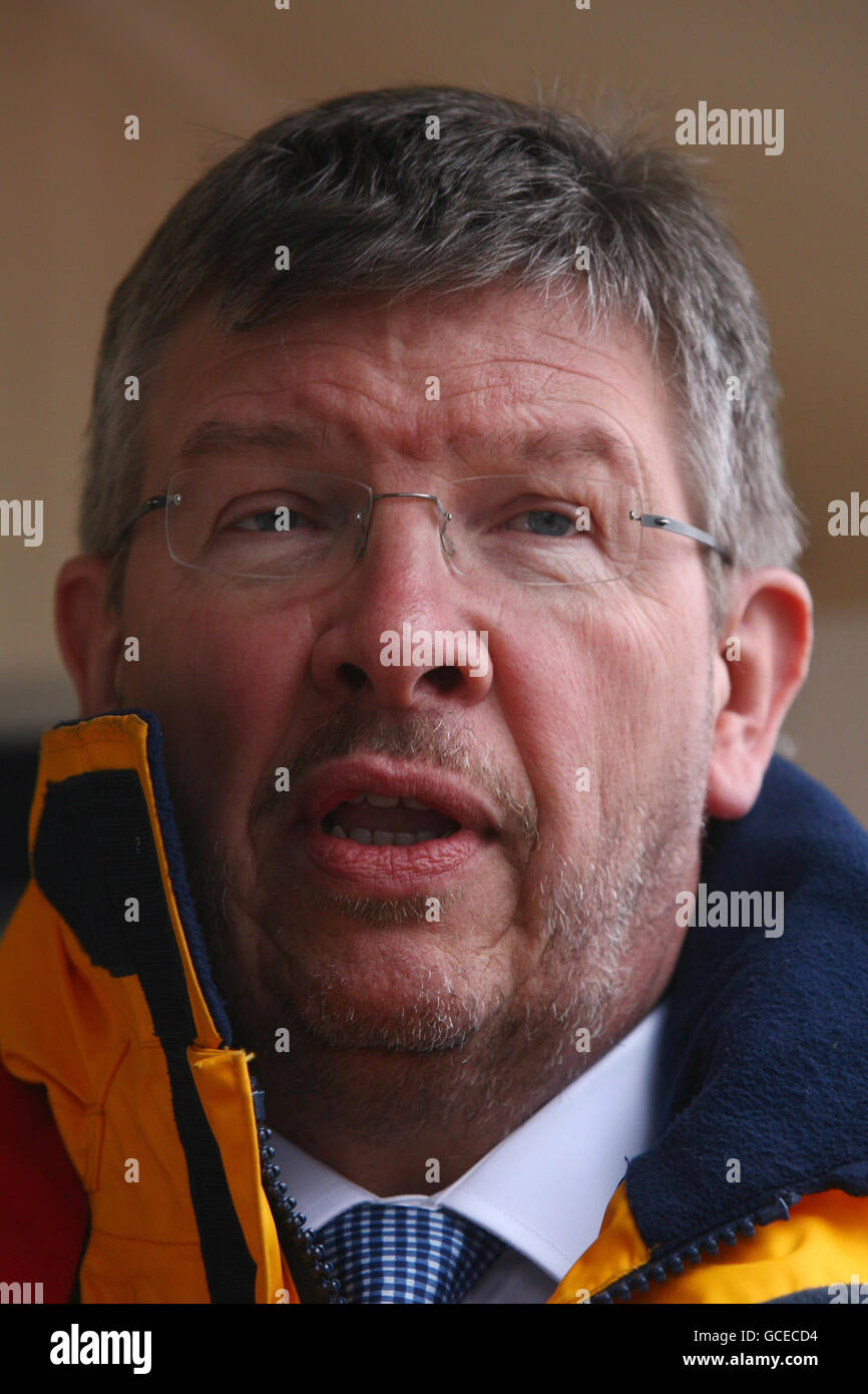Ross Brawn, vincitore del campionato costruttori e piloti di Formula 1 nel 2009 e ora Team Principal del Team Mercedes GP Petronas Formula 1, arriva in un'imbarcazione di salvataggio della Royal National Lifeboat Institution (RNLI) per lanciare la Brawn Lifeboat Challenge nel centro di Londra. Foto Stock