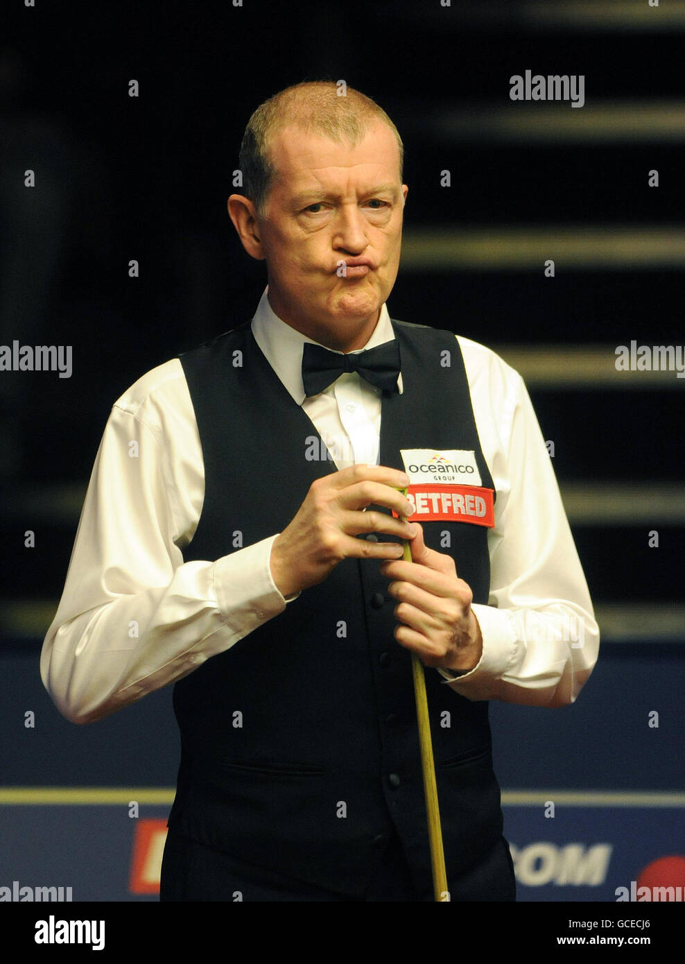Steve Davis studia il tavolo nella sua partita contro Neil Robertson durante le quarti di finale dei Campionati Mondiali di Snooker Betfred.com al Crucible Theatre di Sheffield. Foto Stock