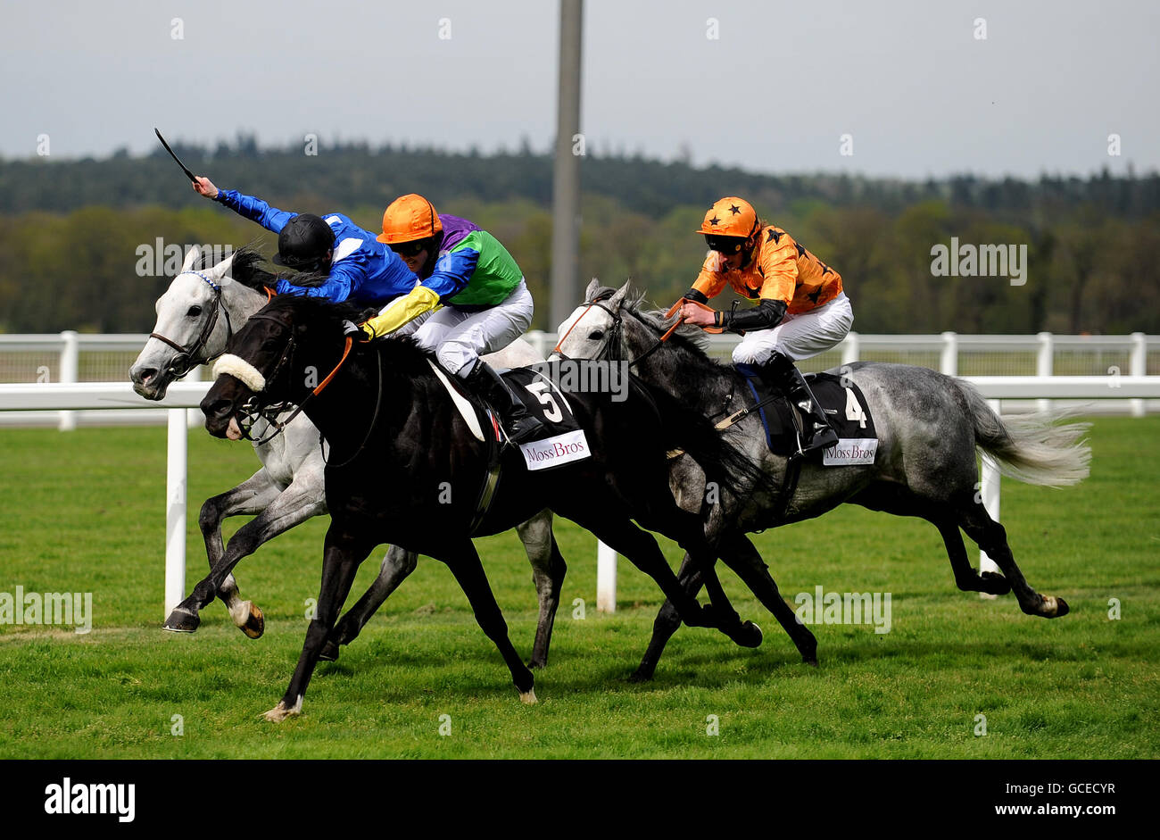 L'illustre Blue guidato da Jim Crowley (al centro) vince il Moss Bross Sagaro Stakes davanti all'Aajel guidato da Ryan Moore (a sinistra) e l'elettrolizzatore guidato da Adam Kirby (a destra). Foto Stock