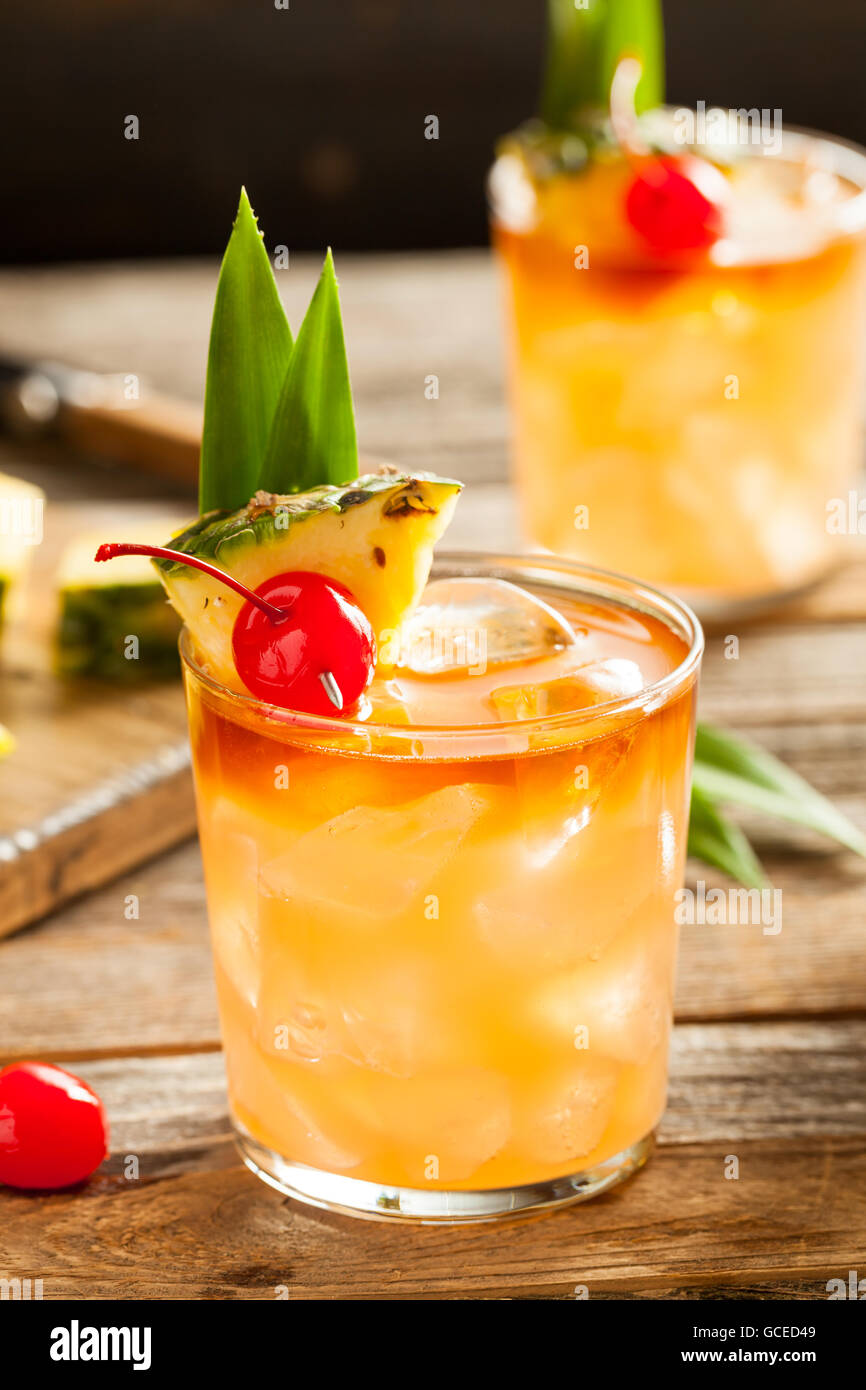 In casa Mai Tai Cocktail con ananas ciliegia e rum Foto Stock