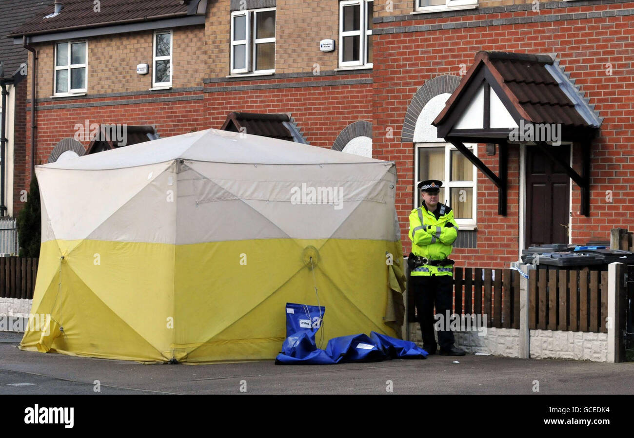 Un poliziotto vicino a una tenda fuori di una casa dove una ragazza di 12 anni trovato pugnalata a morte nella zona di Cheetham Hill di Manchester. Un uomo di 37 anni è stato arrestato per sospetto di omicidio e è rimasto in custodia per interrogatorio, ha detto la Greater Manchester Police (GMP). Foto Stock