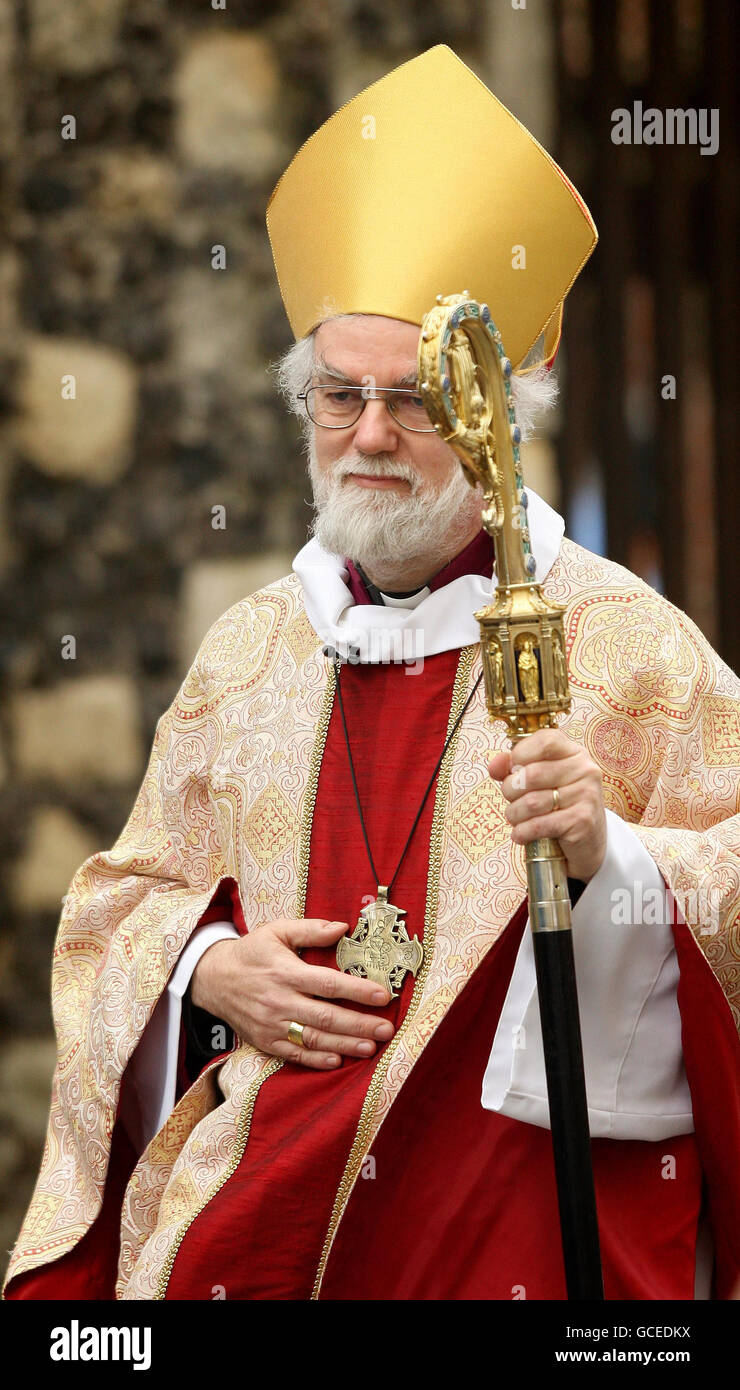 Rowan Williams, Arcivescovo di Canterbury, arriva a consegnare il suo sermone pasquale alla Cattedrale di Canterbury, Canterbury, Kent. Foto Stock