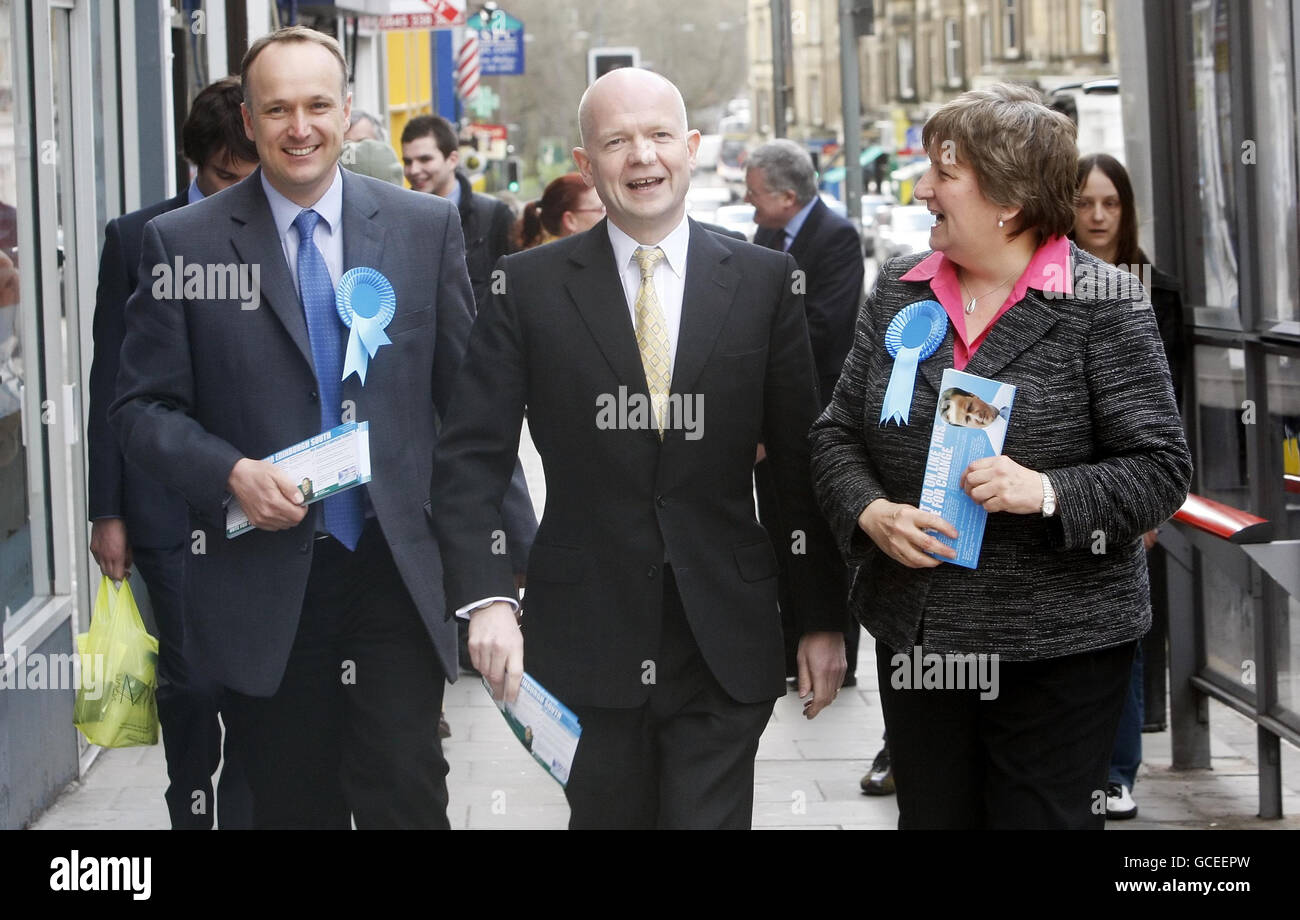 William Hague (al centro) con il leader del Partito conservatore scozzese Annabel Goldie (a destra) e il candidato locale Neil Hudson (a sinistra) che si batte a Morningside, Edimburgo. Foto Stock