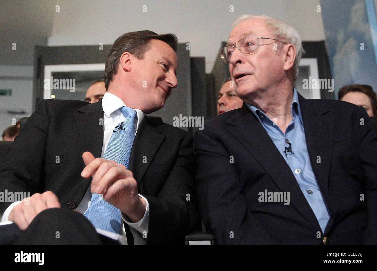 Il leader del Partito conservatore David Cameron con Sir Michael Caine, (a destra), al lancio del National Citizen Service presso il quartier generale del Partito conservatore di Londra. Foto Stock