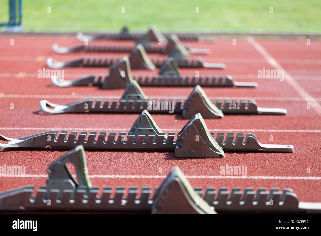 Pista di atletica leggera. atletica blocchi di partenza (shallow dof). Foto Stock