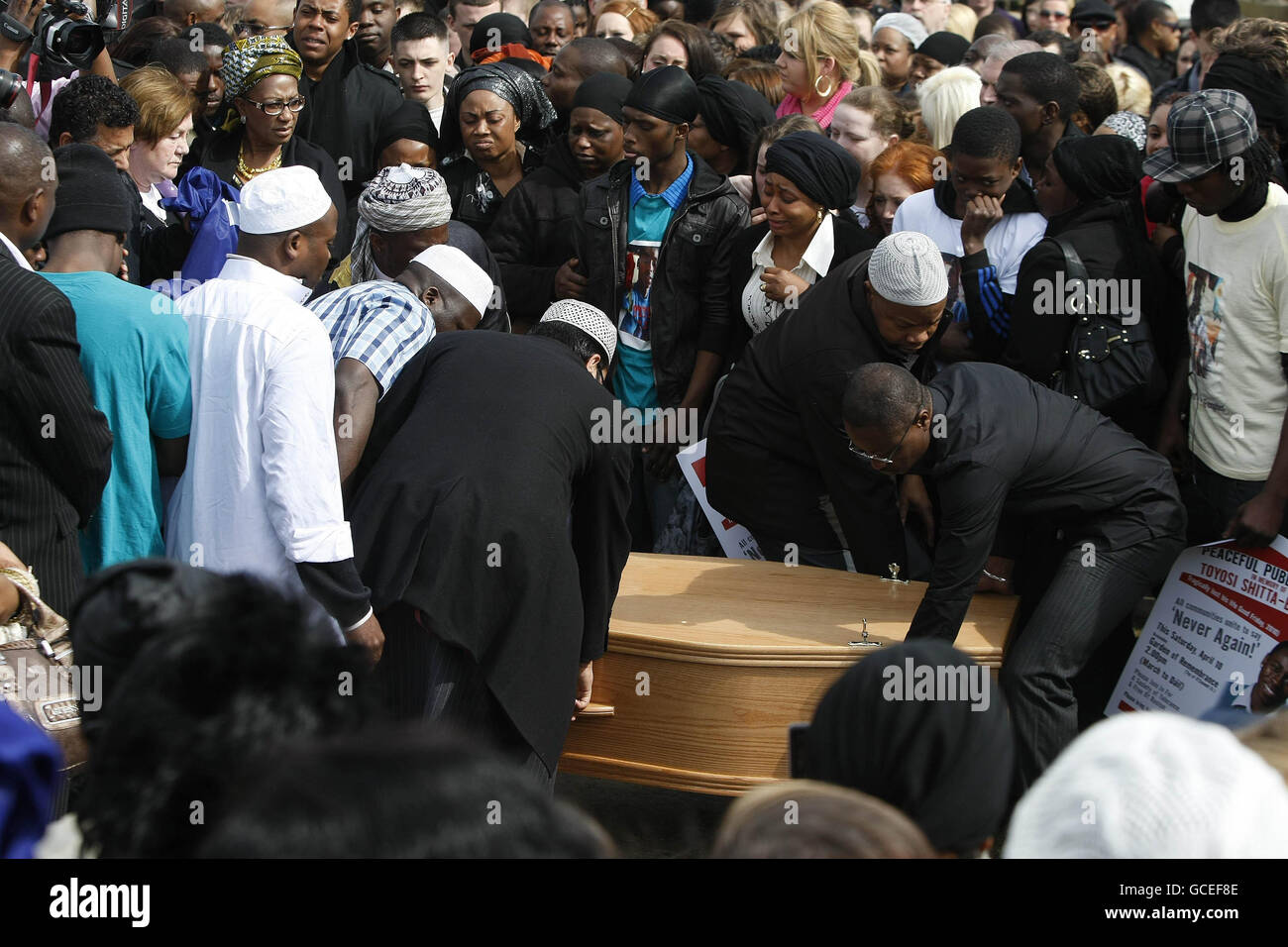 Il corpo di Toyosi Shittabey è messo a riposo nella sepoltura musulmana di Rathcoole. Foto Stock