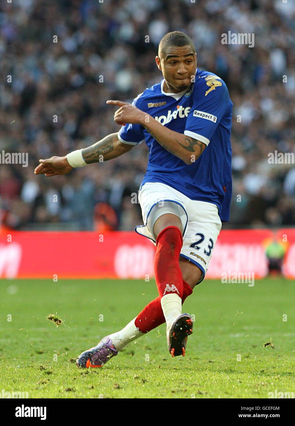 Il Kevin-Prince Boateng di Portsmouth segna il secondo goal dalla penalità spot Foto Stock