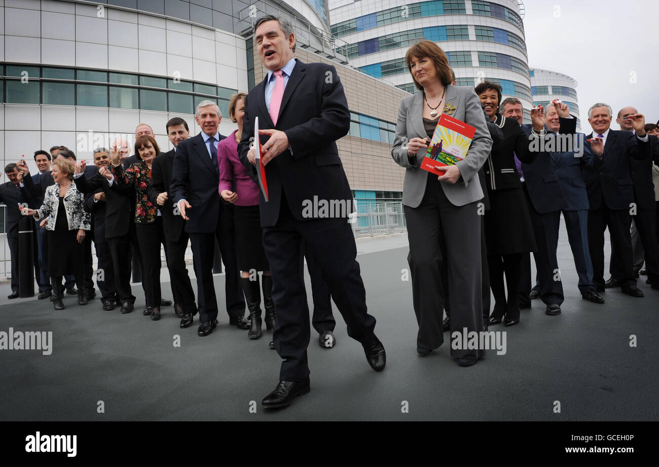 Il primo ministro Gordon Brown (al centro) e tutto il suo gabinetto mostrano il manifesto elettorale del lavoro fuori dal Queen Elizabeth Hospital di Birmingham. Foto Stock