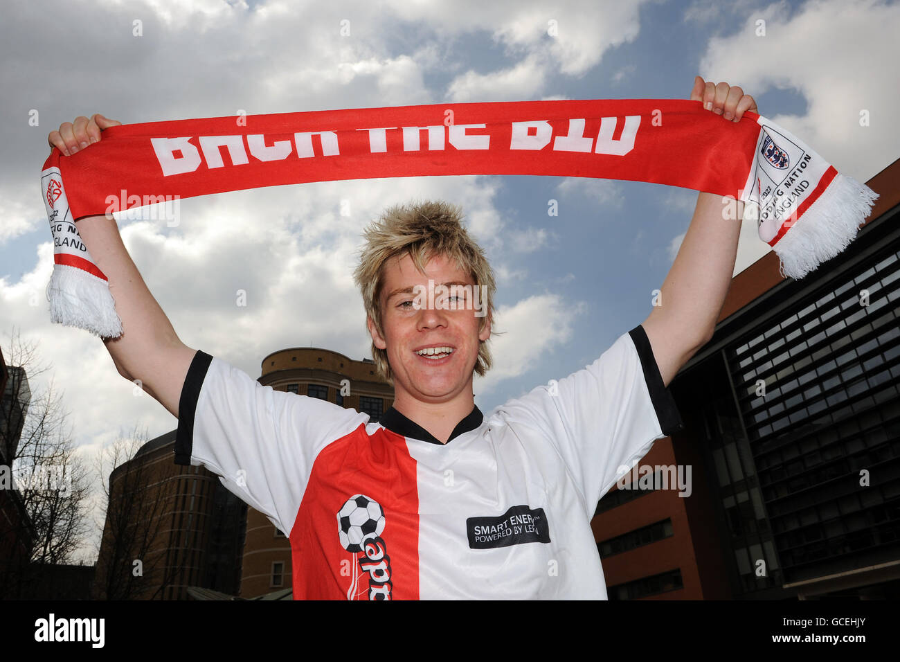 Il campione del mondo del calcio Freestyle John Farnworth si pone con una schiena La sciarpa di Bid durante il lancio di Grass Roots Football Live evento Foto Stock