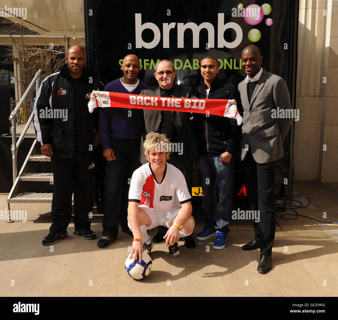 Inghilterra 2018 Ambasciatore ed ex calciatore Cyrille Regis (seconda a sinistra), Tom Ross di Brmb (centro), Jerome Thomas di West Bromwich Albion (seconda a destra), L'ex giocatore di Aston Villa Ian Taylor (a destra) e il campione del mondo di Football Freestyle John Farnworth posano con una sciarpa Back the Bid durante l'evento di lancio dal vivo del calcio Grass Roots a Brindley Place Foto Stock