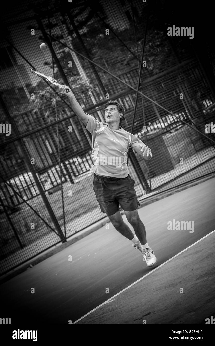 Amateur maschio adulto match di tennis Foto Stock