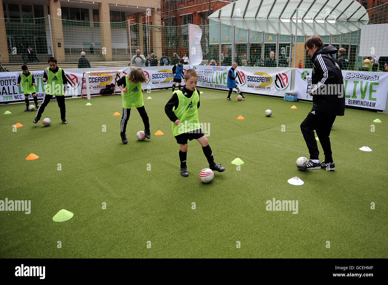 I bambini partecipano a una sessione di formazione in Errea Area pullman durante l'evento di lancio dal vivo di Grass Roots Football A Brindley Place Foto Stock