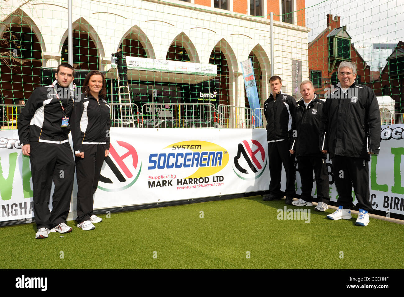 Calcio - Grass Roots Football Live Launch Event - Brindley Place - Birmingham. Il team Grass Roots Football Live si pone di fronte a un poster che pubblicizza l'evento Foto Stock