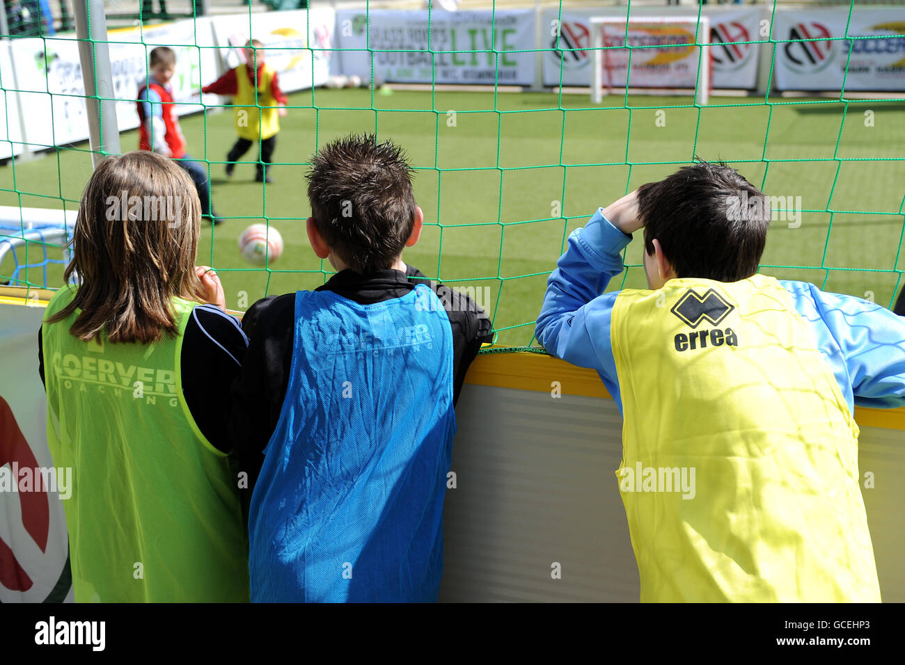 I bambini partecipano a una sessione di formazione in Errea Area pullman durante l'evento di lancio dal vivo di Grass Roots Football A Brindley Place Foto Stock