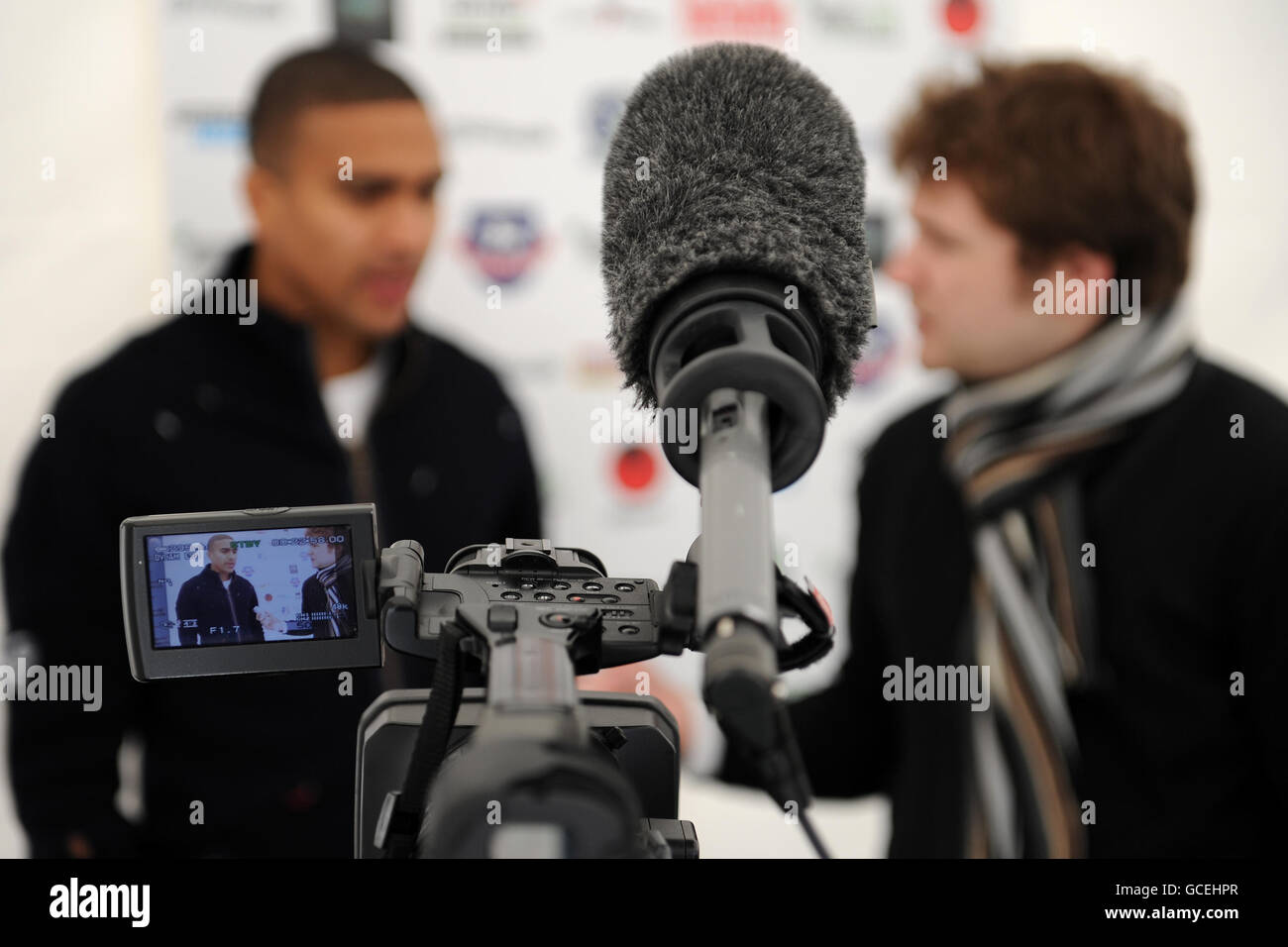 Jerome Thomas di West Bromwich Albion è intervistato dai media Durante l'evento di lancio di Grass Roots Football Live Foto Stock