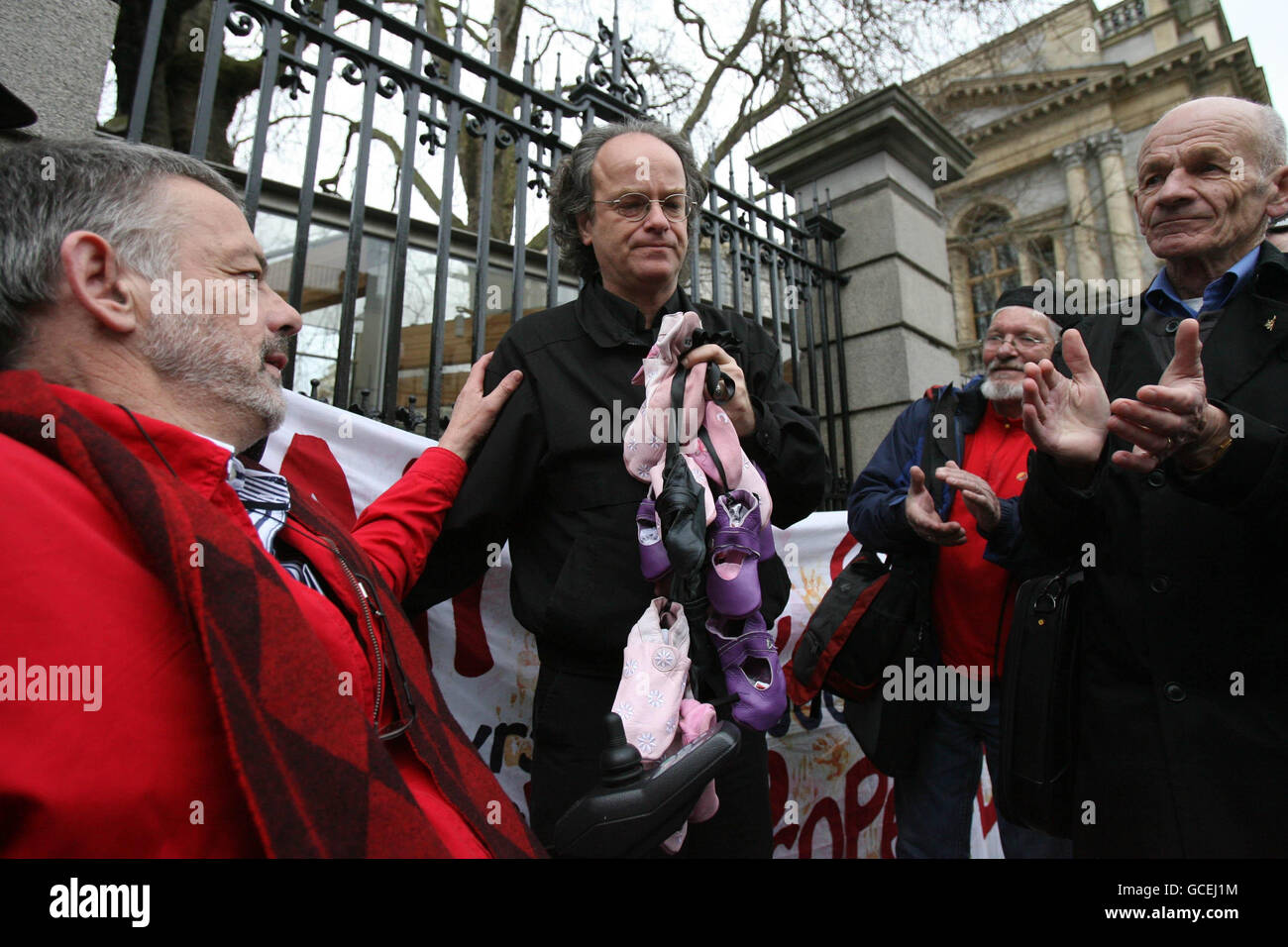 Rev Kevin Annet, attivista canadese degli abusi (centro) incontra i sopravvissuti agli abusi commessi in Irlanda prima di incontrare Taoiseach Brian Cowen presso gli edifici governativi di Dublino. Foto Stock