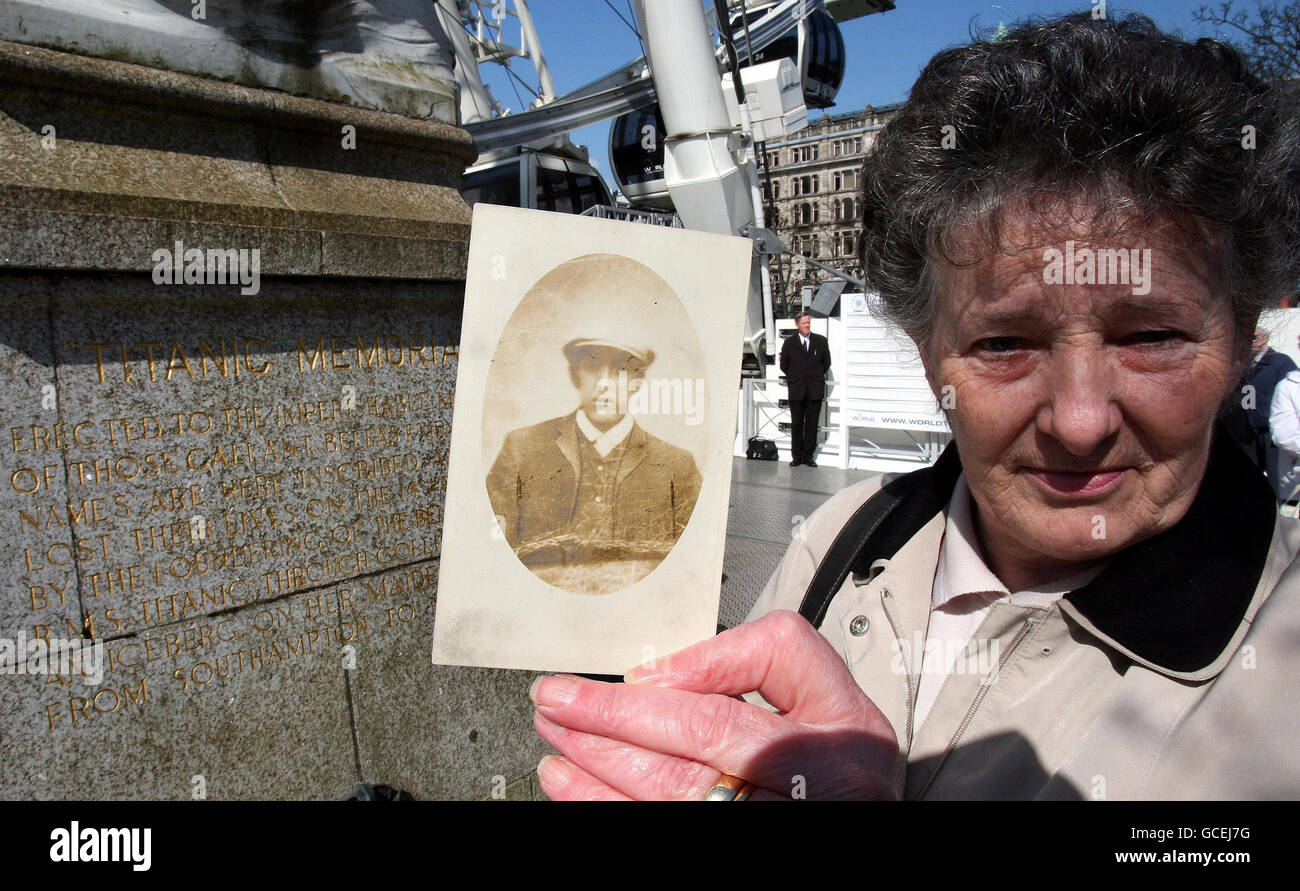 Marjorie Wilson con una fotografia di suo nonno William McQuillan, un 26  anni di stoker sulla nave al Titanic Memorial nel municipio di Belfast a  seguito di una cerimonia per celebrare il
