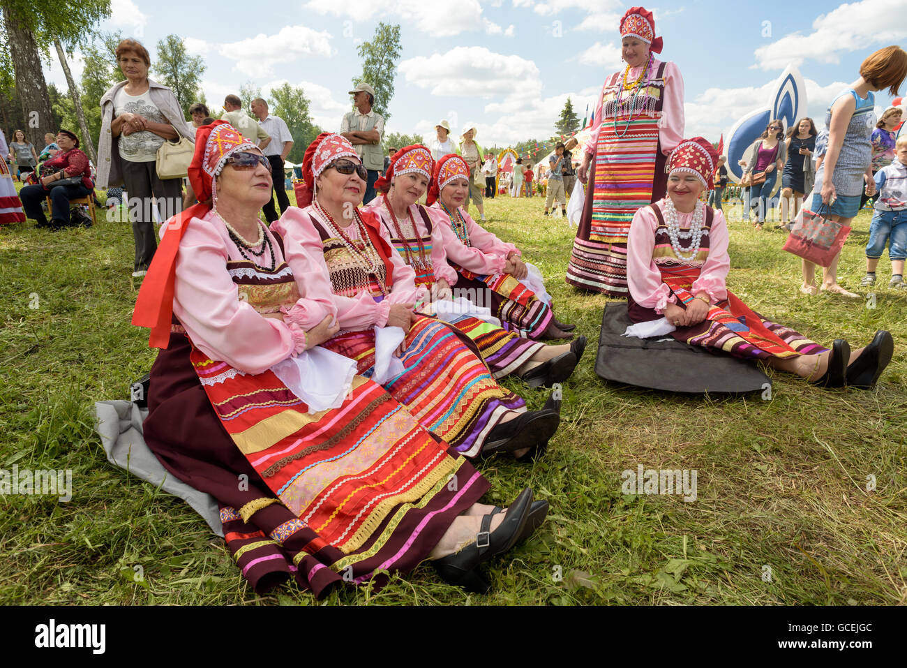Russi festeggiano Sabantuy nel 2016 indossando Bashkir e Tartaro etnici abiti tradizionali e costumi Foto Stock